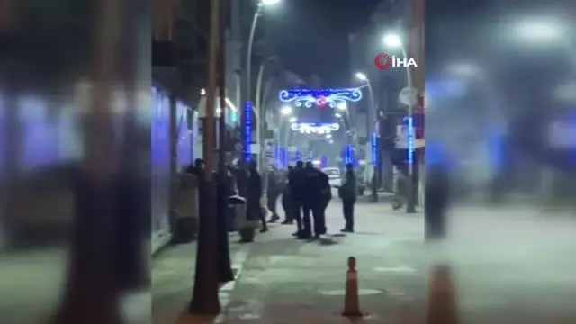 Polis ekiplerine zor anlar yaşatan alkollü şahıs biber gazıyla etkisiz hale getirildi Polis ekiplerine zor anlar yaşatan alkollü şahıs biber gazıyla etkisiz hale getirildi