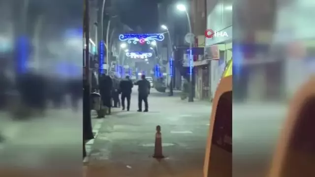 Polis ekiplerine zor anlar yaşatan alkollü şahıs biber gazıyla etkisiz hale getirildi Polis ekiplerine zor anlar yaşatan alkollü şahıs biber gazıyla etkisiz hale getirildi