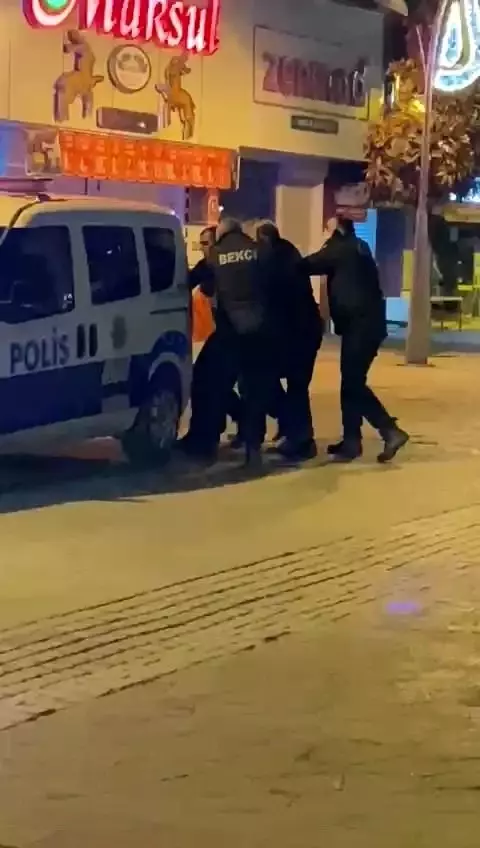 Polis ekiplerine zor anlar yaşatan alkollü şahıs biber gazıyla etkisiz hale getirildi Polis ekiplerine zor anlar yaşatan alkollü şahıs biber gazıyla etkisiz hale getirildi