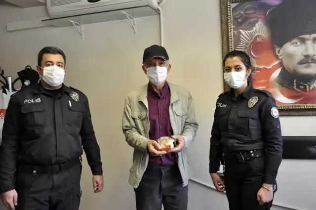 Polis, kaybedilen 27 bin TL'lik altınını sokak sokak arayarak buldu Polis, kaybedilen 27 bin TL'lik altınını sokak sokak arayarak buldu