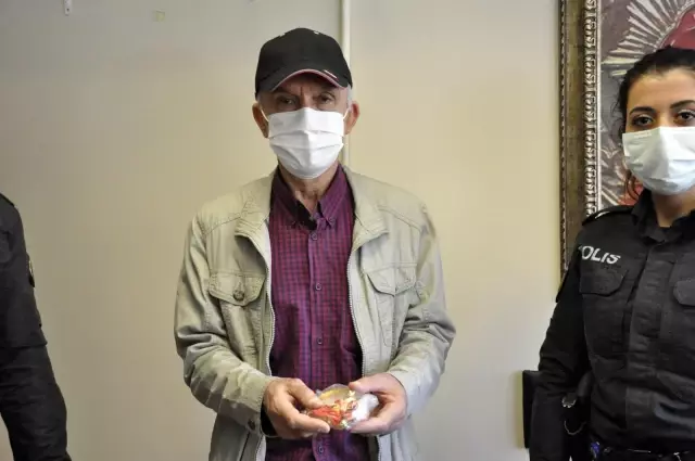 Polis, kaybedilen 27 bin TL'lik altınını sokak sokak arayarak buldu Polis, kaybedilen 27 bin TL'lik altınını sokak sokak arayarak buldu