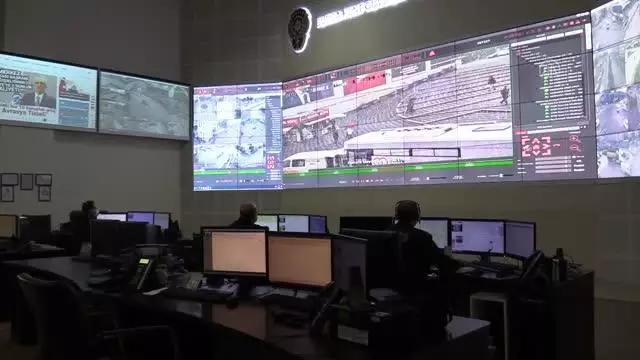 Polis Kovid-19 tedbirleri kapsamında maske takmayan vatandaşları kameradan tespit edip uyarıyor Polis Kovid-19 tedbirleri kapsamında maske takmayan vatandaşları kameradan tespit edip uyarıyor
