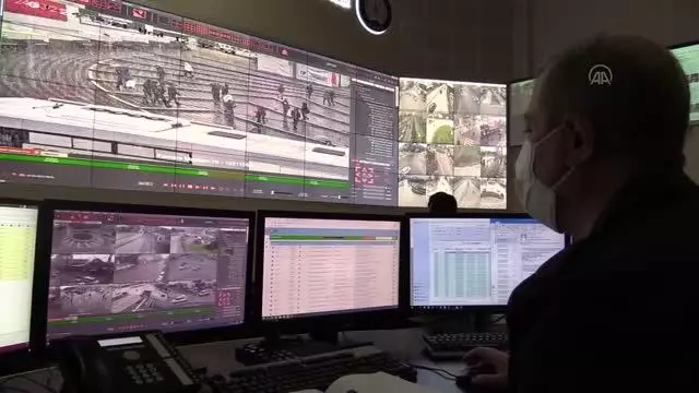 Polis Kovid-19 tedbirleri kapsamında maske takmayan vatandaşları kameradan tespit edip uyarıyor Polis Kovid-19 tedbirleri kapsamında maske takmayan vatandaşları kameradan tespit edip uyarıyor