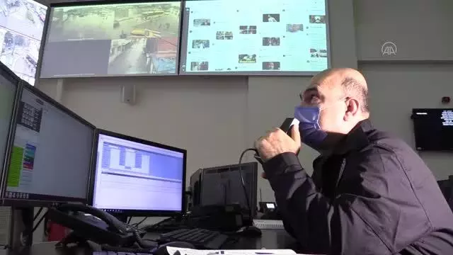 Polis Kovid-19 tedbirleri kapsamında maske takmayan vatandaşları kameradan tespit edip uyarıyor Polis Kovid-19 tedbirleri kapsamında maske takmayan vatandaşları kameradan tespit edip uyarıyor