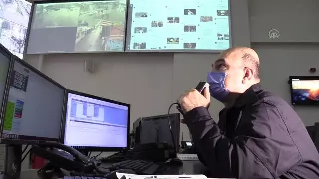 Polis Kovid-19 tedbirleri kapsamında maske takmayan vatandaşları kameradan tespit edip uyarıyor Polis Kovid-19 tedbirleri kapsamında maske takmayan vatandaşları kameradan tespit edip uyarıyor