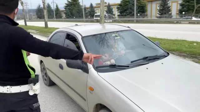 Uygulama yapan polislerden çocuk hassasiyeti Uygulama yapan polislerden çocuk hassasiyeti