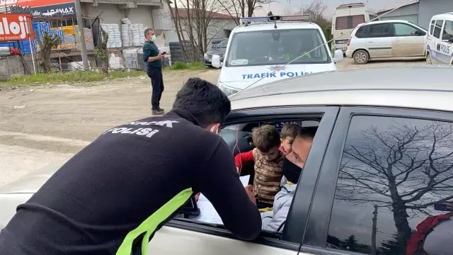 Uygulama yapan polislerden çocuk hassasiyeti Uygulama yapan polislerden çocuk hassasiyeti