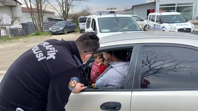 Uygulama yapan polislerden çocuk hassasiyeti Uygulama yapan polislerden çocuk hassasiyeti