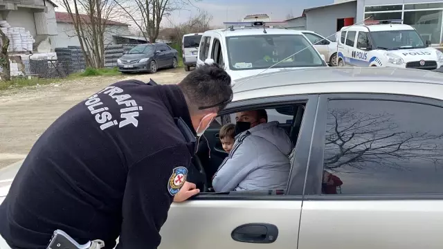 Uygulama yapan polislerden çocuk hassasiyeti Uygulama yapan polislerden çocuk hassasiyeti