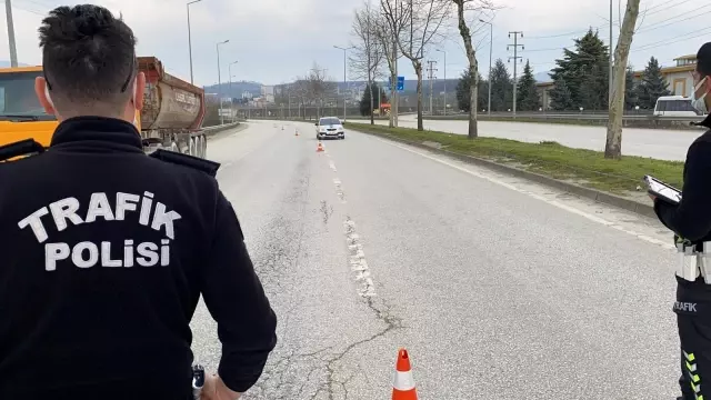 Uygulama yapan polislerden çocuk hassasiyeti Uygulama yapan polislerden çocuk hassasiyeti