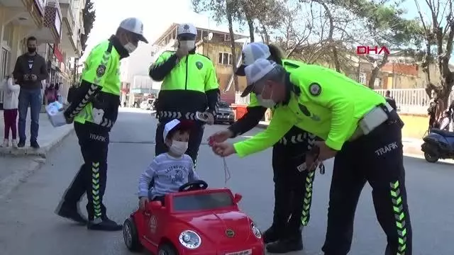POLİSTEN, ÇOCUKLARA YAYA GEÇİDİ KULLANMA EĞİTİMİ POLİSTEN, ÇOCUKLARA YAYA GEÇİDİ KULLANMA EĞİTİMİ