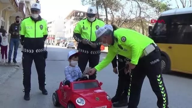 POLİSTEN, ÇOCUKLARA YAYA GEÇİDİ KULLANMA EĞİTİMİ POLİSTEN, ÇOCUKLARA YAYA GEÇİDİ KULLANMA EĞİTİMİ