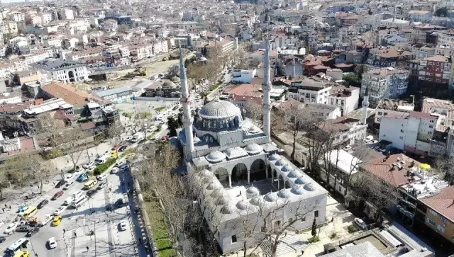 Ramazan Ayı için Vahide Sultan Camii'nde mahyalar hazırlanmaya başlandı Ramazan Ayı için Vahide Sultan Camii'nde mahyalar hazırlanmaya başlandı