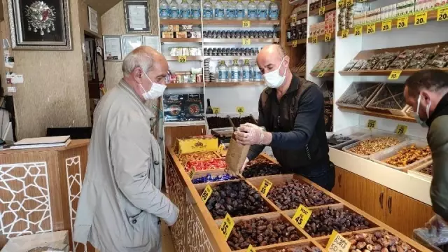 Ramazan'ın gözdesi hurmalar, tezgahları süsledi Ramazan'ın gözdesi hurmalar, tezgahları süsledi