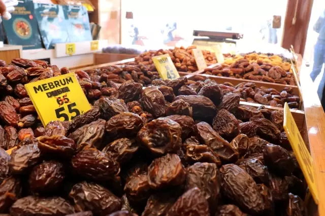 Ramazan'ın gözdesi hurmalar, tezgahları süsledi Ramazan'ın gözdesi hurmalar, tezgahları süsledi