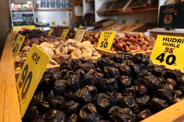 Ramazan'ın gözdesi hurmalar, tezgahları süsledi Ramazan'ın gözdesi hurmalar, tezgahları süsledi