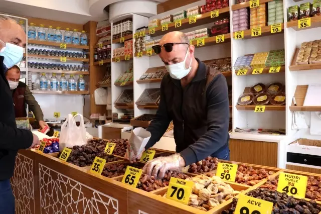 Ramazan'ın gözdesi hurmalar, tezgahları süsledi Ramazan'ın gözdesi hurmalar, tezgahları süsledi