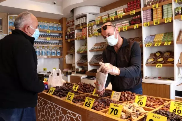 Ramazan'ın gözdesi hurmalar, tezgahları süsledi Ramazan'ın gözdesi hurmalar, tezgahları süsledi