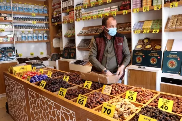Ramazan'ın gözdesi hurmalar, tezgahları süsledi Ramazan'ın gözdesi hurmalar, tezgahları süsledi