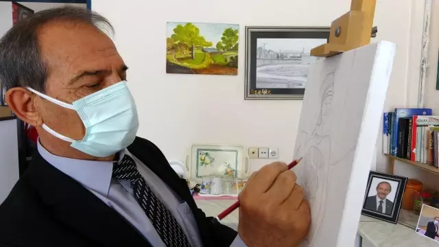 Ressam muhtar, muhtarlığın bir odasını resim sergisine dönüştürdü Ressam muhtar, muhtarlığın bir odasını resim sergisine dönüştürdü