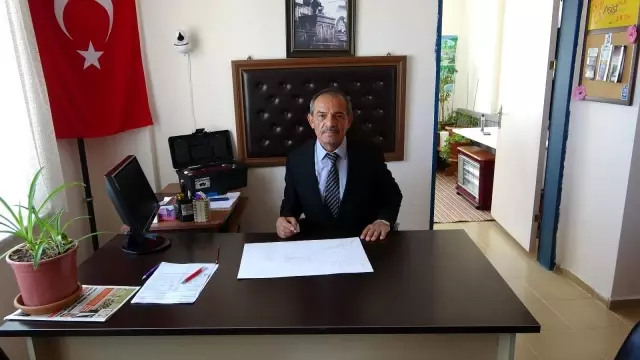 Ressam muhtar, muhtarlığın bir odasını resim sergisine dönüştürdü Ressam muhtar, muhtarlığın bir odasını resim sergisine dönüştürdü