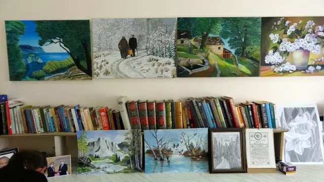 Ressam muhtar, muhtarlığın bir odasını resim sergisine dönüştürdü Ressam muhtar, muhtarlığın bir odasını resim sergisine dönüştürdü