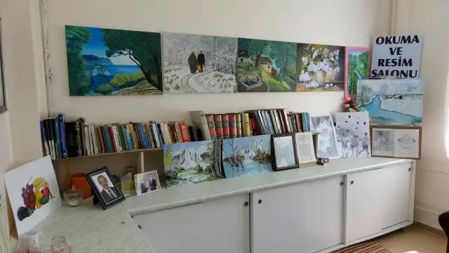 Ressam muhtar, muhtarlığın bir odasını resim sergisine dönüştürdü Ressam muhtar, muhtarlığın bir odasını resim sergisine dönüştürdü