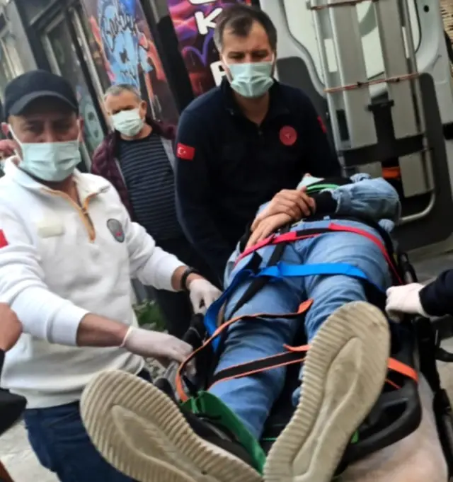 Samsun'da kaza yapan otomobil kaldırımdaki yayaya çarptı: 1 yaralı Samsun'da kaza yapan otomobil kaldırımdaki yayaya çarptı: 1 yaralı