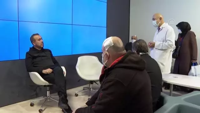 Sanatçı Haluk Levent, Parkinson hastalarıyla buluştu Sanatçı Haluk Levent, Parkinson hastalarıyla buluştu