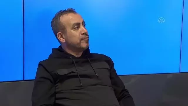 Sanatçı Haluk Levent, Parkinson hastalarıyla buluştu Sanatçı Haluk Levent, Parkinson hastalarıyla buluştu