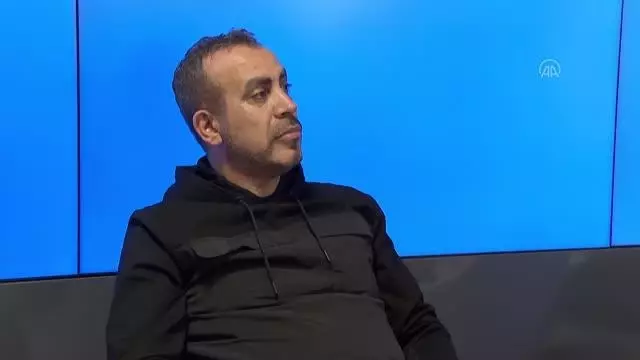 Sanatçı Haluk Levent, Parkinson hastalarıyla buluştu Sanatçı Haluk Levent, Parkinson hastalarıyla buluştu