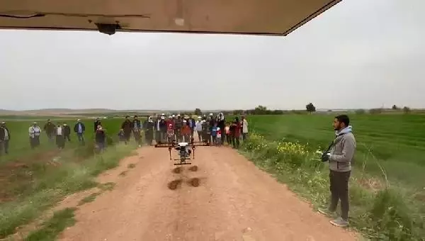 ŞANLIURFA'DA TARLALARA DRONLU İLAÇLAMA ŞANLIURFA'DA TARLALARA DRONLU İLAÇLAMA