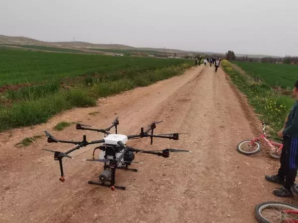ŞANLIURFA'DA TARLALARA DRONLU İLAÇLAMA ŞANLIURFA'DA TARLALARA DRONLU İLAÇLAMA