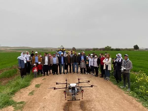 ŞANLIURFA'DA TARLALARA DRONLU İLAÇLAMA ŞANLIURFA'DA TARLALARA DRONLU İLAÇLAMA