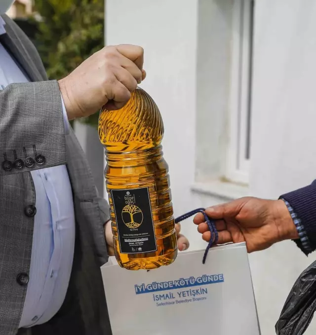 Seferihisar Belediyesi'nden her ay 2 litre zeytinyağı Seferihisar Belediyesi'nden her ay 2 litre zeytinyağı