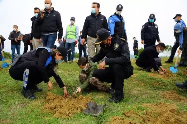Son dakika haberi | Şehit 135 polis için Adana'da 135 fidan toprakla buluştu Son dakika haberi | Şehit 135 polis için Adana'da 135 fidan toprakla buluştu