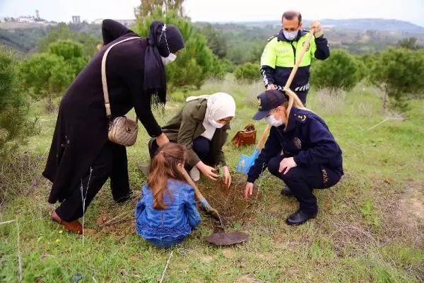 Son dakika haberi | Şehit 135 polis için Adana'da 135 fidan toprakla buluştu Son dakika haberi | Şehit 135 polis için Adana'da 135 fidan toprakla buluştu