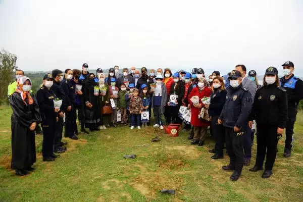 Son dakika haberi | Şehit 135 polis için Adana'da 135 fidan toprakla buluştu Son dakika haberi | Şehit 135 polis için Adana'da 135 fidan toprakla buluştu