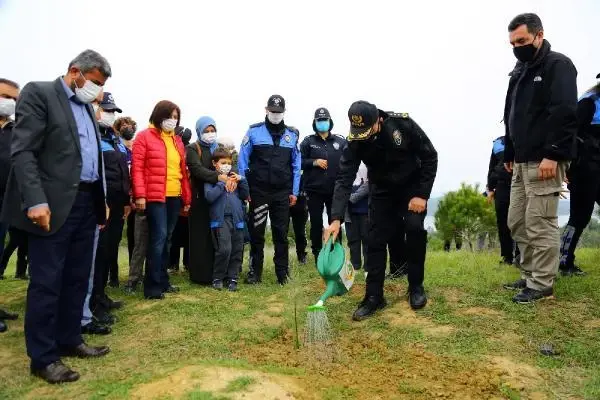 Son dakika haberi | Şehit 135 polis için Adana'da 135 fidan toprakla buluştu Son dakika haberi | Şehit 135 polis için Adana'da 135 fidan toprakla buluştu