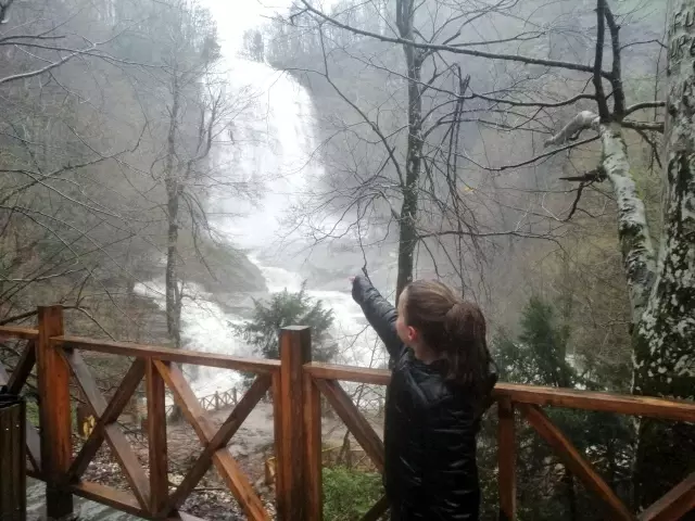 Şelale öyle kuvvetli aktı ki, 100 metre yaklaşan sırılsıklam ıslandı Şelale öyle kuvvetli aktı ki, 100 metre yaklaşan sırılsıklam ıslandı