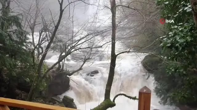 Şelaleye 100 metre yaklaşan sırılsıklam ıslandı Şelaleye 100 metre yaklaşan sırılsıklam ıslandı