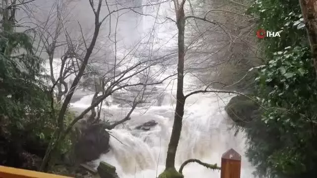 Şelaleye 100 metre yaklaşan sırılsıklam ıslandı Şelaleye 100 metre yaklaşan sırılsıklam ıslandı