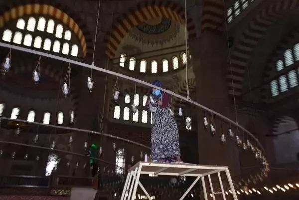Son dakika haberi... Selimiye Cami, ramazan için dezenfekte edildi, avizeleri gül suyuyla temizlendi Son dakika haberi... Selimiye Cami, ramazan için dezenfekte edildi, avizeleri gül suyuyla temizlendi
