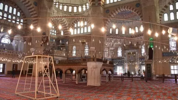 Son dakika haberi... Selimiye Cami, ramazan için dezenfekte edildi, avizeleri gül suyuyla temizlendi Son dakika haberi... Selimiye Cami, ramazan için dezenfekte edildi, avizeleri gül suyuyla temizlendi