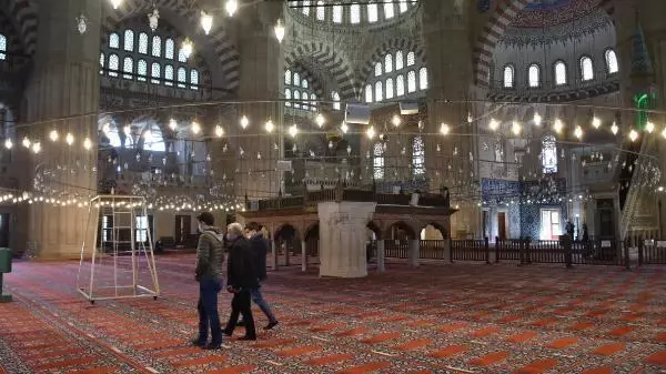 Son dakika haberi... Selimiye Cami, ramazan için dezenfekte edildi, avizeleri gül suyuyla temizlendi Son dakika haberi... Selimiye Cami, ramazan için dezenfekte edildi, avizeleri gül suyuyla temizlendi