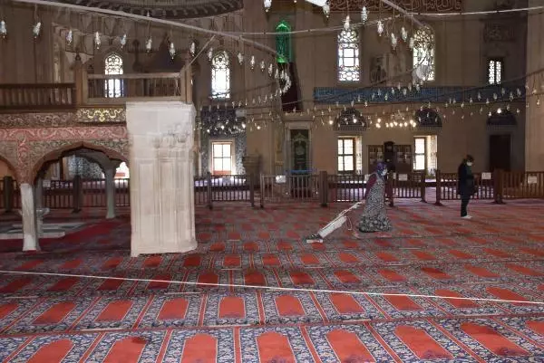 Son dakika haberi... Selimiye Cami, ramazan için dezenfekte edildi, avizeleri gül suyuyla temizlendi Son dakika haberi... Selimiye Cami, ramazan için dezenfekte edildi, avizeleri gül suyuyla temizlendi