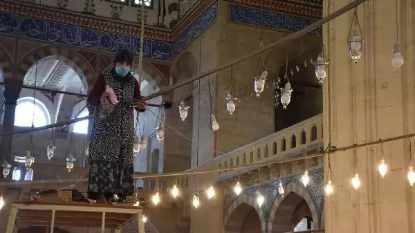 Son dakika haberi... Selimiye Cami, ramazan için dezenfekte edildi, avizeleri gül suyuyla temizlendi Son dakika haberi... Selimiye Cami, ramazan için dezenfekte edildi, avizeleri gül suyuyla temizlendi