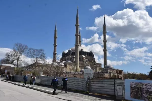 Son dakika haberi... Selimiye Cami, ramazan için dezenfekte edildi, avizeleri gül suyuyla temizlendi Son dakika haberi... Selimiye Cami, ramazan için dezenfekte edildi, avizeleri gül suyuyla temizlendi