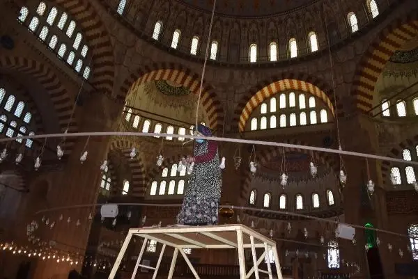 Son dakika haberi... Selimiye Cami, ramazan için dezenfekte edildi, avizeleri gül suyuyla temizlendi Son dakika haberi... Selimiye Cami, ramazan için dezenfekte edildi, avizeleri gül suyuyla temizlendi