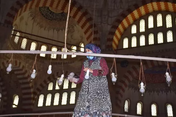 Son dakika haberi... Selimiye Cami, ramazan için dezenfekte edildi, avizeleri gül suyuyla temizlendi Son dakika haberi... Selimiye Cami, ramazan için dezenfekte edildi, avizeleri gül suyuyla temizlendi